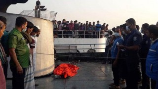লঞ্চের ছাদে অজ্ঞাত যুবকের লাশ লঞ্চের ছাদে অজ্ঞাত যুবকের লাশ
